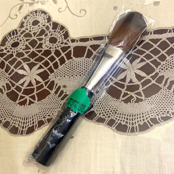 The Body Shop Blusher Brush NEW IN PACKAGE